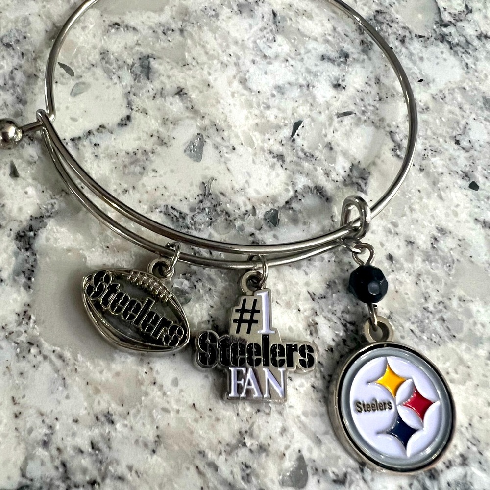 Bracelet NFL steelers bracelet never worn, 3 charms